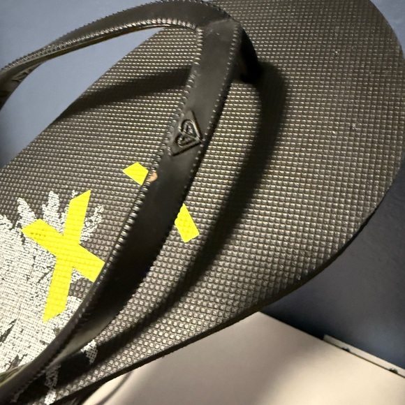 Roxy Black and Yellow Graphic Flip Flops Size Large 8-9 - Picture 3 of 3